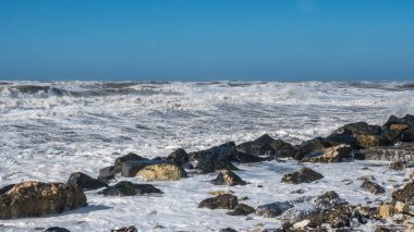 Fırtınalı denizde büyük dalgalar sahile kırma