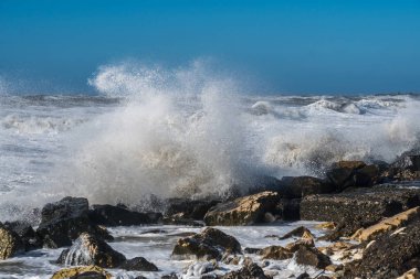 Fırtınalı denizde büyük dalgalar sahile kırma