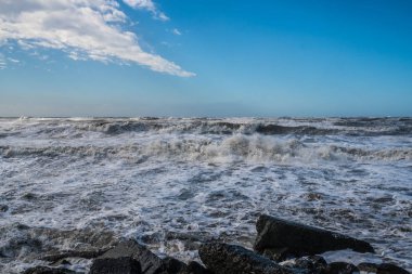 Fırtınalı denizde büyük dalgalar sahile kırma