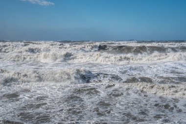 Fırtınalı denizde büyük dalgalar sahile kırma