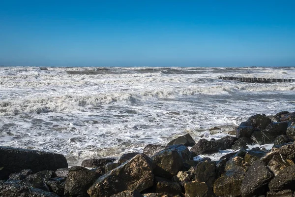 Mar tormentoso olas enormes rompiendo cerca de la costa — Foto de Stock