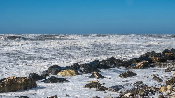 Fırtınalı denizde büyük dalgalar sahile kırma