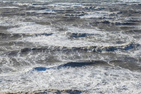 Mer orageuse vagues énormes se brisant près de la côte — Photo