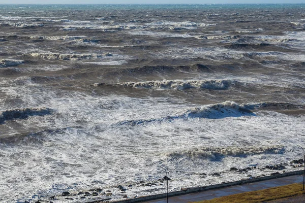 Stormigt hav enorma vågor bryta nära kusten — Stockfoto