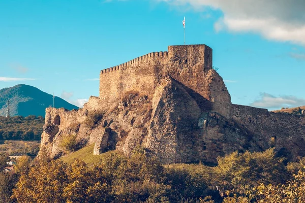 Shida Kartli bölgesinde Surami kasabasındaki Ortaçağ Kalesi, Gürcistan