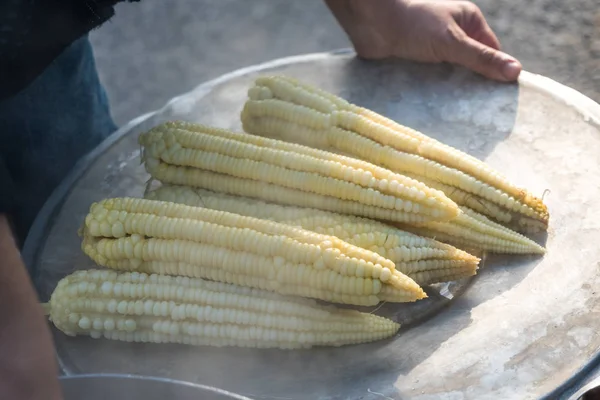 屋台の食べ物でゆでた新鮮な白いトウモロコシ — ストック写真