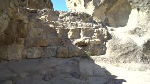Panorámás kilátás nyílik a Uplistsikhe, egy ősi, sziklába vájt város közelében Gori, Grúzia — Stock videók