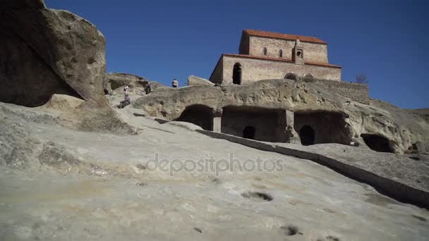Vista panorámica de Uplistsikhe, una antigua ciudad rocosa cerca de Gori en Georgia — Vídeos de Stock
