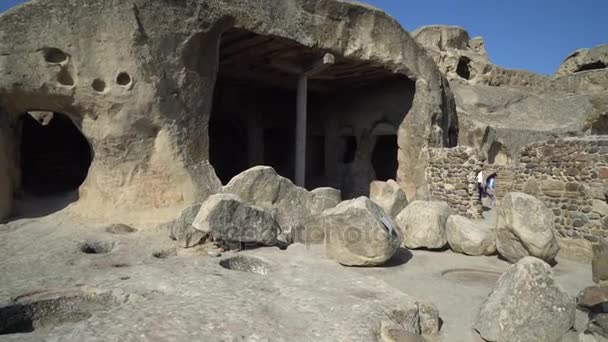 Vista panorámica de Uplistsikhe, una antigua ciudad rocosa cerca de Gori en Georgia — Vídeos de Stock