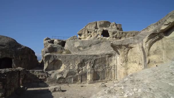 Panorámás kilátás nyílik a Uplistsikhe, egy ősi, sziklába vájt város közelében Gori, Grúzia — Stock videók