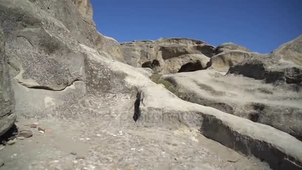 Vista panorámica de Uplistsikhe, una antigua ciudad rocosa cerca de Gori en Georgia — Vídeo de stock