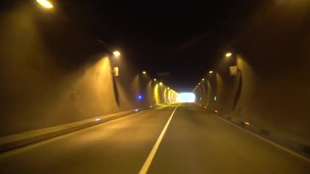 Conducir coche en la carretera a través del túnel, Georgia — Vídeo de stock