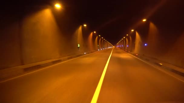 驾驶汽车通过隧道，格鲁吉亚的道路上 — 图库视频影像