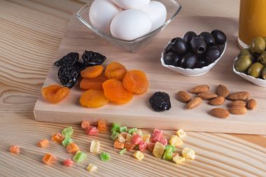 Zeytin, yumurta, meyve suyu ve diğer ürünler tablosundaki, sağlıklı mea