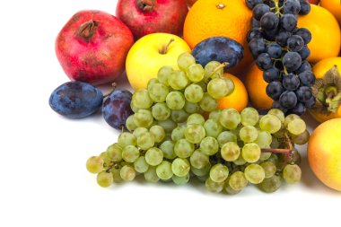 Beyaz bir arka plan üzerinde izole taze meyve