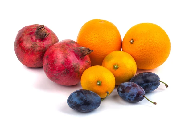 Свежие фрукты на белом фоне — стоковое фото