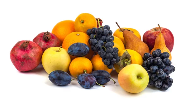 Frutas frescas aisladas sobre un fondo blanco — Foto de Stock