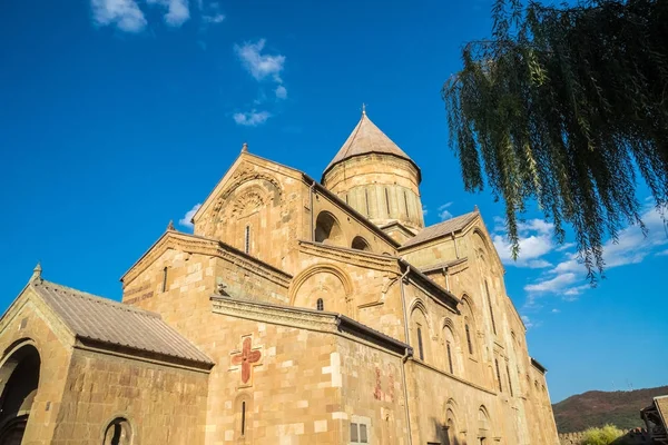 La catedral de Svetitskhoveli es una catedral ortodoxa georgiana situada — Foto de Stock