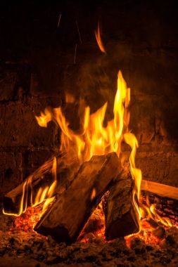 Şöminede ateş yanar, ısınmak için ateş.