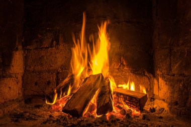 Şöminede ateş yanar, ısınmak için ateş.