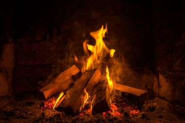 Şöminede ateş yanar, ısınmak için ateş.