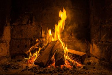 Şöminede ateş yanar, ısınmak için ateş.