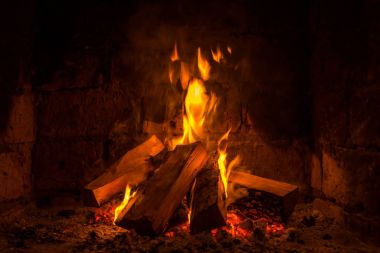 Şöminede ateş yanar, ısınmak için ateş.