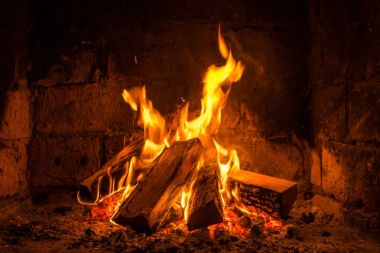 Şöminede ateş yanar, ısınmak için ateş.