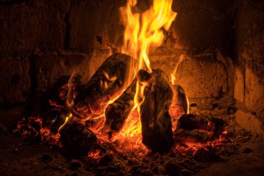 Şöminede ateş yanar, ısınmak için ateş.