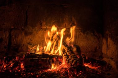 Şöminede ateş yanar, ısınmak için ateş.