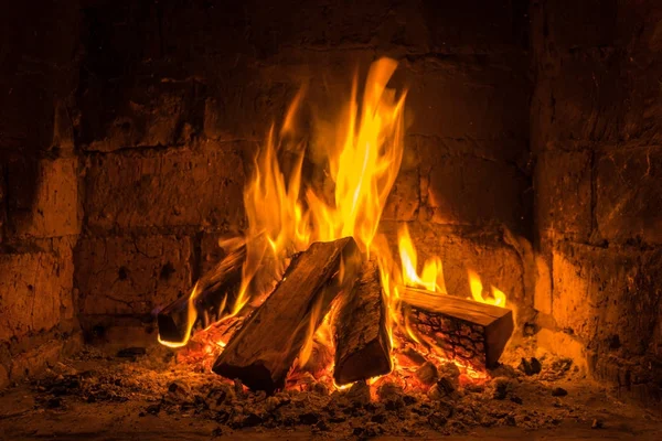 A fire burns in a fireplace, Fire to keep warm — Stock Photo, Image