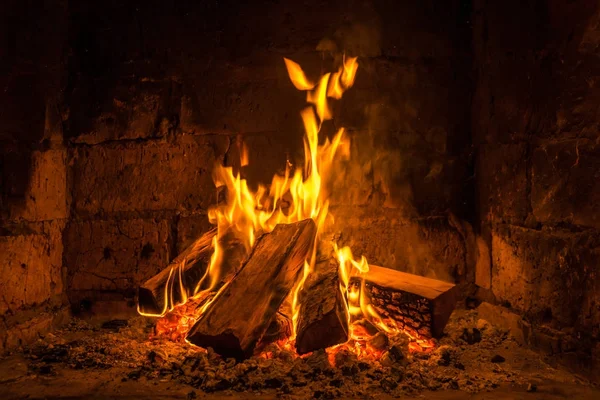 Un fuego arde en una chimenea, Fuego para mantener el calor — Foto de Stock