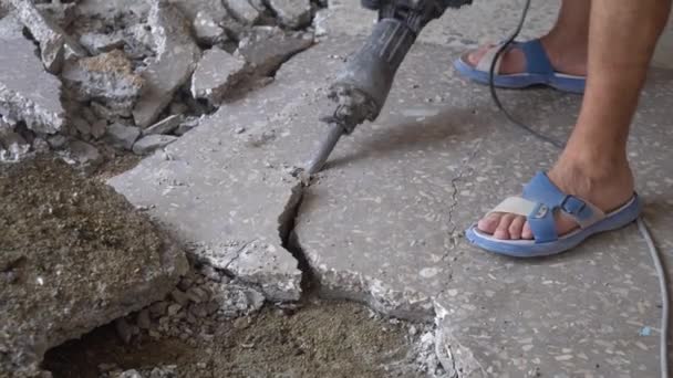 Arbetaren borrning betong med kompressor — Stockvideo