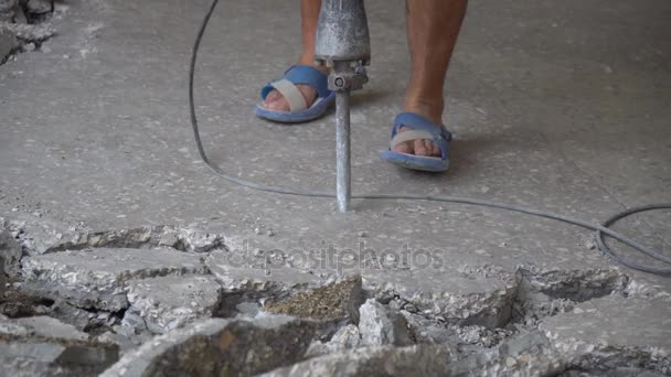 Worker drilling concrete with compressor — Stock Video