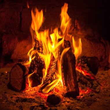 Şöminede ateş yanar, ısınmak için ateş.