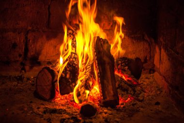 Şöminede ateş yanar, ısınmak için ateş.