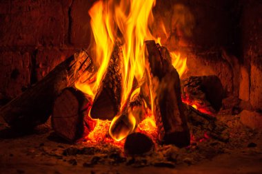 Şöminede ateş yanar, ısınmak için ateş.