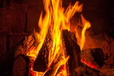 Şöminede ateş yanar, ısınmak için ateş.