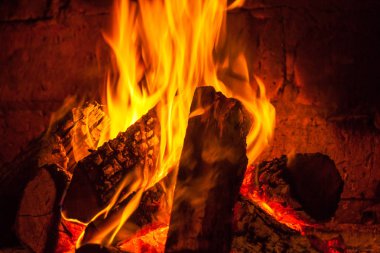 Şöminede ateş yanar, ısınmak için ateş.