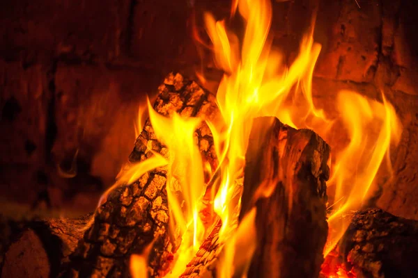 Ein Feuer brennt in einem Kamin, Feuer, um warm zu bleiben — Stockfoto