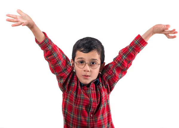 Un niño con gafas levantó las manos. Aislado en bac blanco — Foto de Stock