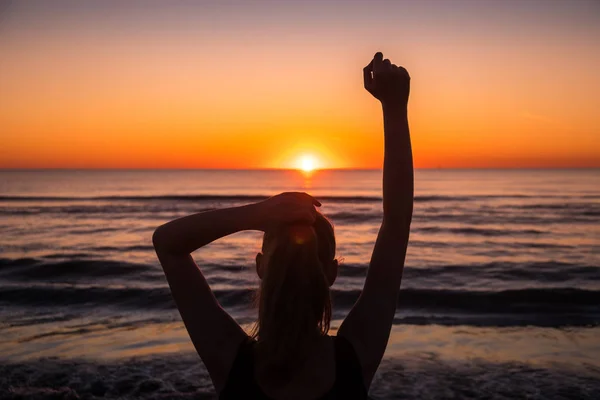 Ragazza sul mare durante il tramonto. Fitness e stile di vita sano — Foto Stock