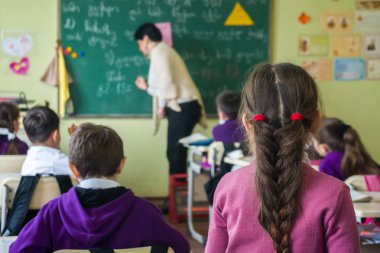 okul çocukları sınıfta aktif olarak katılan