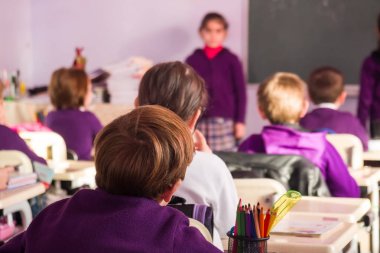 okul çocukları sınıfta aktif olarak katılan