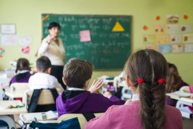 okul çocukları sınıfta aktif olarak katılan