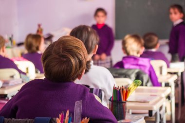 okul çocukları sınıfta aktif olarak katılan