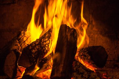Şöminede ateş yanar, ısınmak için ateş.
