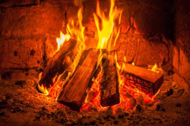 Şöminede ateş yanar, ısınmak için ateş.