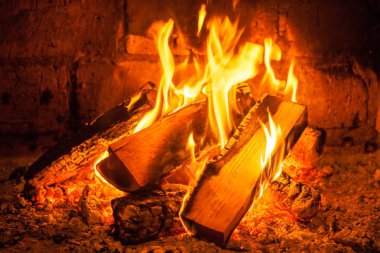 Şöminede ateş yanar, ısınmak için ateş.