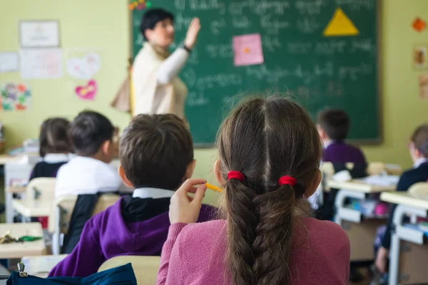 okul çocukları sınıfta aktif olarak katılan